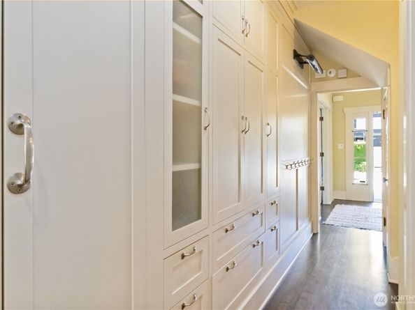 2033 11th Avenue E, Seattle WA 98102