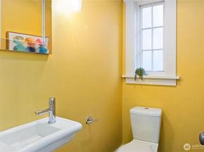 2033 11th Avenue E, Seattle WA 98102