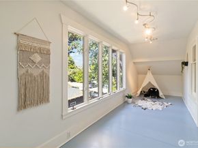 2033 11th Avenue E, Seattle WA 98102