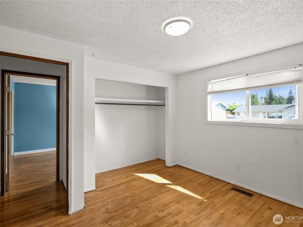 3868 Pinecone Drive E, Bremerton WA 98310