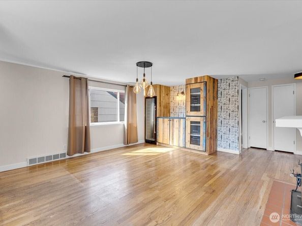 4816 SW Alaska Street, Seattle WA 98116