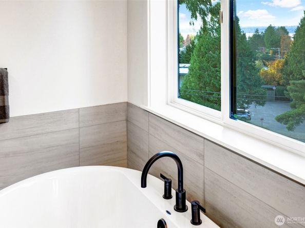 11216 NE 67th Street 4, Kirkland WA 98033