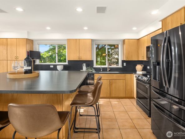 2009 30th Avenue W, Seattle WA 98199