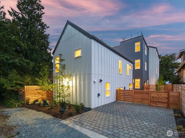 2923 39th Avenue SW, Seattle WA 98116