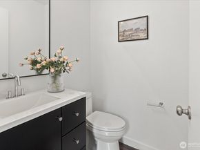 10016 NE 124th Place 108, Kirkland WA 98034