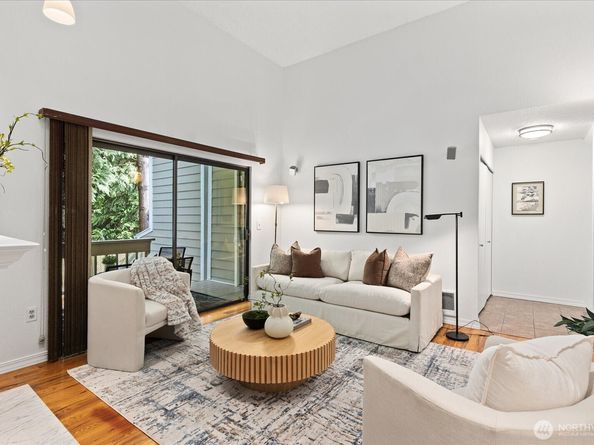 10016 NE 124th Place 108, Kirkland WA 98034