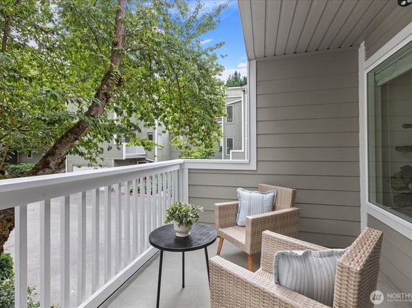 10016 NE 124th Place 108, Kirkland WA 98034