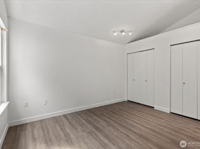 10016 NE 124th Place 108, Kirkland WA 98034