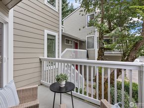 10016 NE 124th Place 108, Kirkland WA 98034