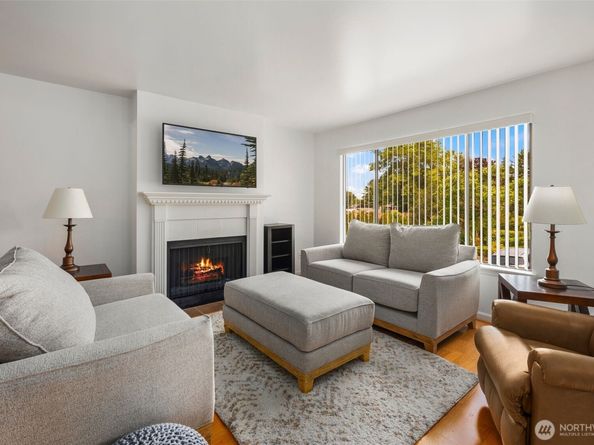 10626 NE Glen Acres Drive 626, Seattle WA 98168