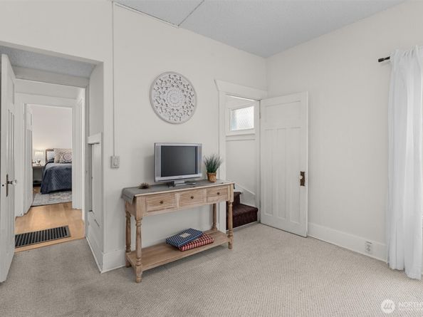 4618 1st Avenue NE, Seattle WA 98105