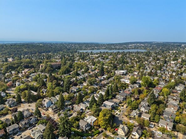 4618 1st Avenue NE, Seattle WA 98105