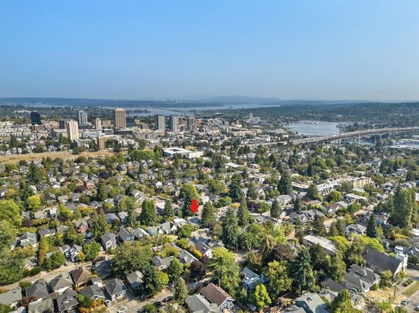 4618 1st Avenue NE, Seattle WA 98105