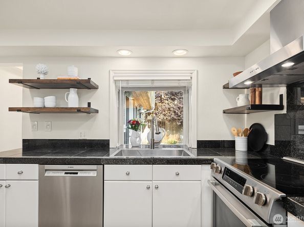 10261 NE 21st Place, Bellevue WA 98004