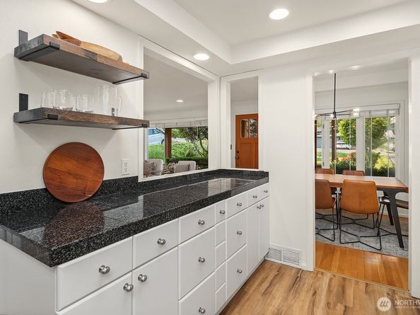 10261 NE 21st Place, Bellevue WA 98004