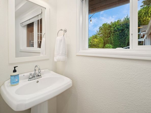 10261 NE 21st Place, Bellevue WA 98004