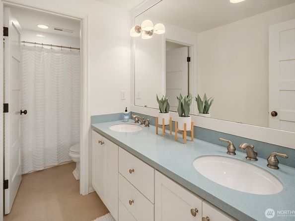 10261 NE 21st Place, Bellevue WA 98004