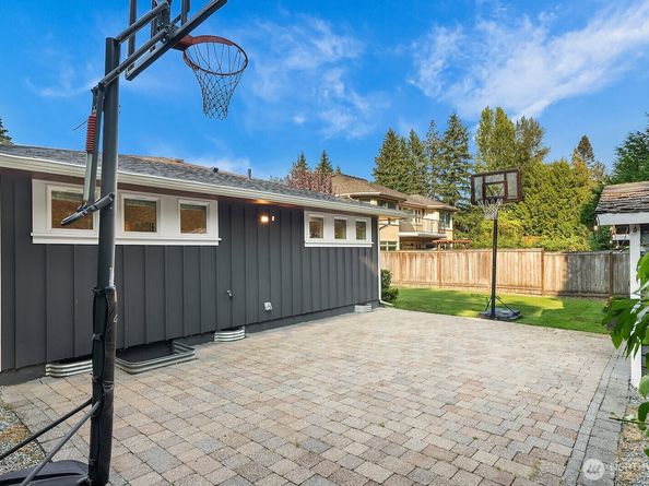 10261 NE 21st Place, Bellevue WA 98004