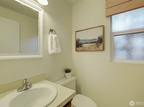 918 N 165th Street 6, Shoreline WA 98133
