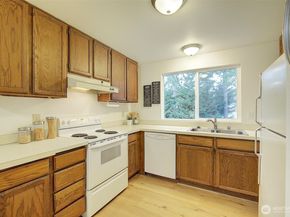 918 N 165th Street 6, Shoreline WA 98133