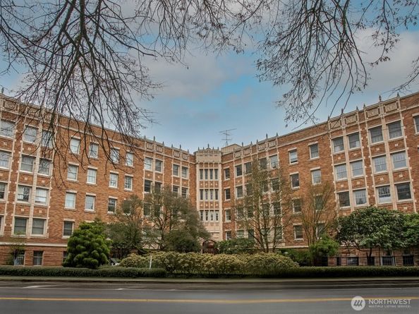 5810 NE Cowen Place 305, Seattle WA 98105