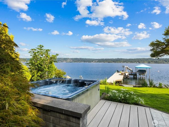 528 W Lake Sammamish Parkway SE, Bellevue WA 98008