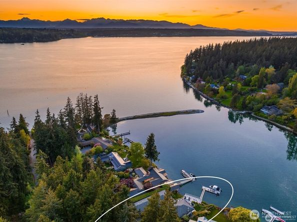 5482 Fletcher Landing NE, Bainbridge Island WA 98110