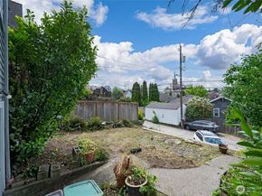 5231 12th Avenue NE, Seattle WA 98105
