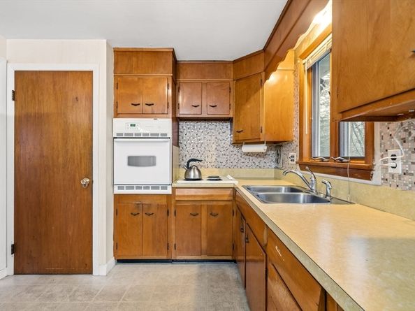 13 Crowley Rd, Burlington MA 01803