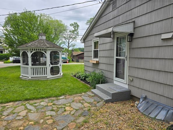 68 Lake Shore Dr, West Brookfield MA 01585