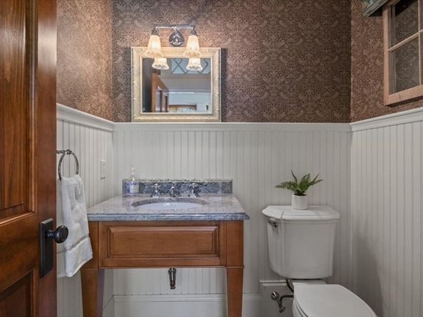 10 Pettees Pond Lane, Walpole MA 02081