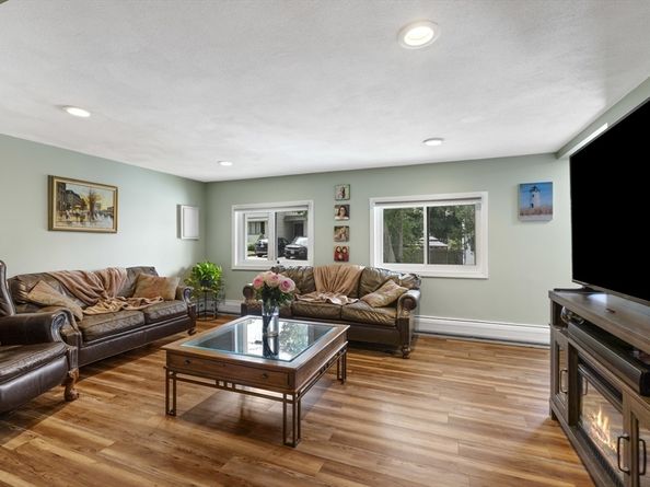 34 Glenvale Ave, Billerica MA 01821