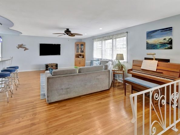 15 H St, Hull MA 02045
