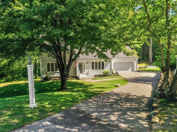 6 Barrows Road, Mendon MA 01756