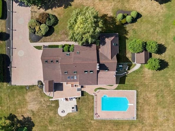 6 Lynbrook Road, Southborough MA 01772