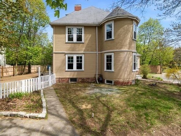 10 Oak Bluff St, Medford MA 02155
