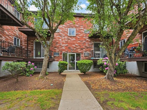 21 Westgate Rd 4, Boston MA 02467