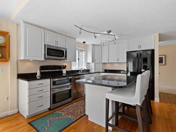 17 Duggan Ln, Milton MA 02186