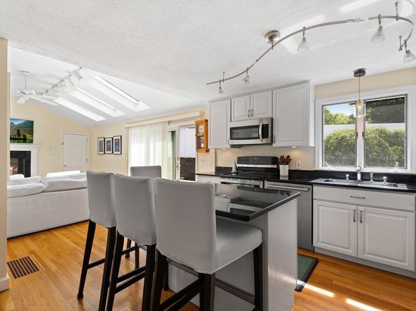 17 Duggan Ln, Milton MA 02186