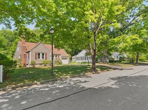 27 Kinnicutt Rd, Worcester MA 01602