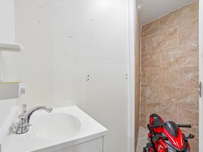 29 Harvey St, Everett MA 02149