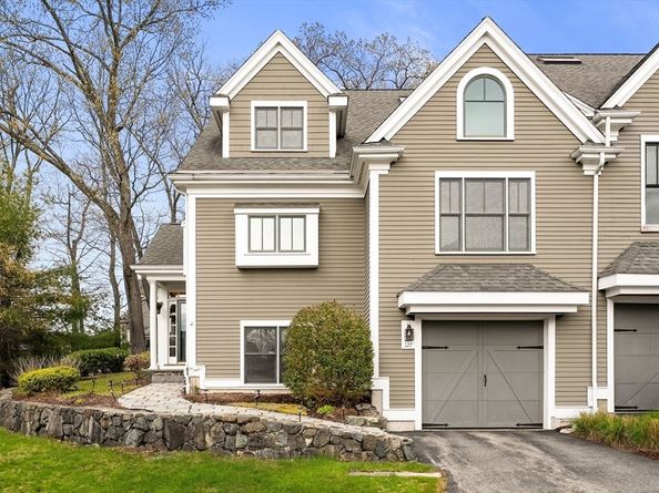 127 Johnson Woods Dr 127, Reading MA 01867
