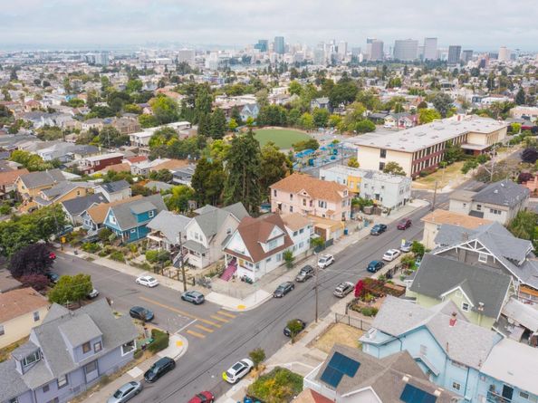 2737 12th Avenue, Oakland CA 94606