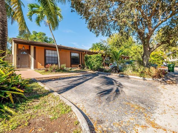 2350 Pecan Ct, Pembroke Pines FL 33026