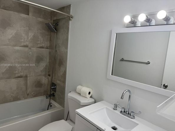 19941 NE 5th Ct 3M, Miami FL 33179