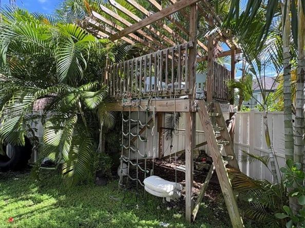 15982 SW 61st St, Davie FL 33331