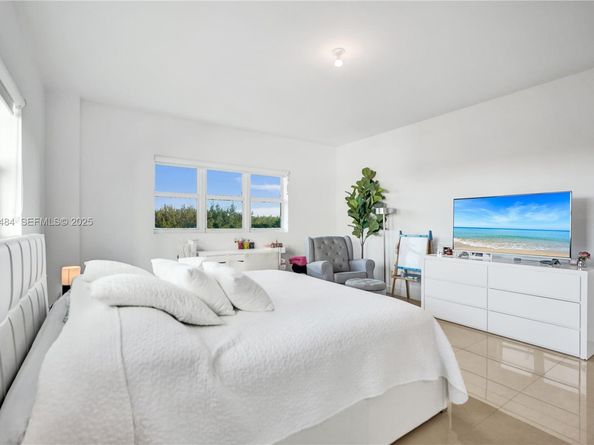 14951 Royal Oaks Ln 401, North Miami FL 33181