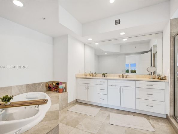 14951 Royal Oaks Ln 401, North Miami FL 33181