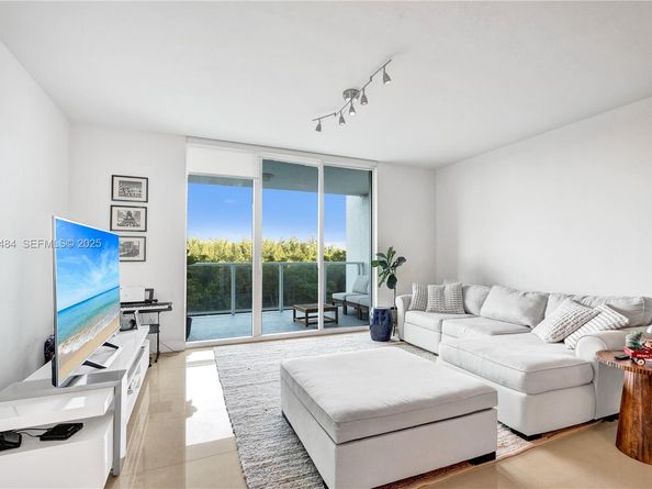 14951 Royal Oaks Ln 401, North Miami FL 33181