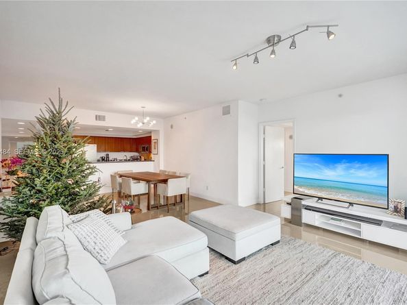 14951 Royal Oaks Ln 401, North Miami FL 33181